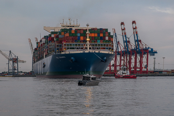 MOL Triumph in Hamburg DSCF6178-Bearbeitet-2.jpg