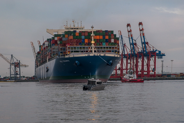 MOL Triumph in Hamburg DSCF6178.jpg