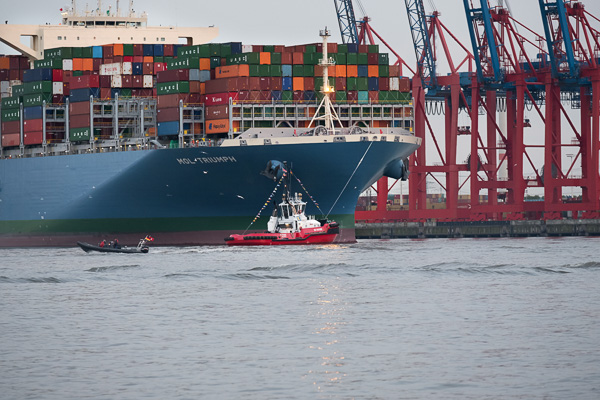 MOL Triumph in Hamburg DSCF6197-Bearbeitet.jpg