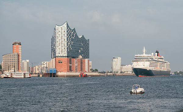 Elbphilharmonie und Queen Elisabeth III DSCF6304-Bearbeitet.jpg