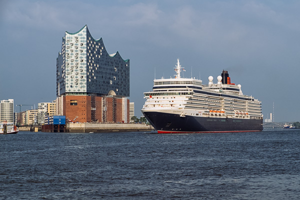 Elbphilharmonie und Queen Elisabeth DSCF6318-Bearbeitet.jpg