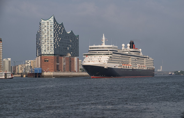 Elbphilharmonie und Queen Elisabeth DSCF6321-Bearbeitet.jpg