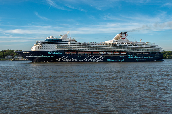 Mein Schiff 1 in Hamburg DSCF7171-Bearbeitet.jpg