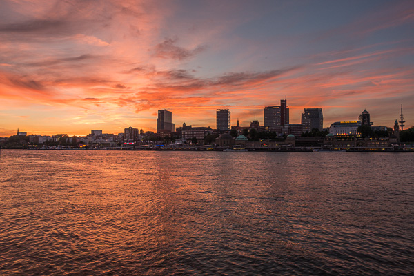 Landungsbrücken im Abendlicht DSCF7260.jpg
