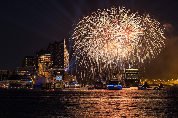 Feuerwerk zur Taufe der Mein Schiff 6 DSCF7551-Bearbeitet.jpg