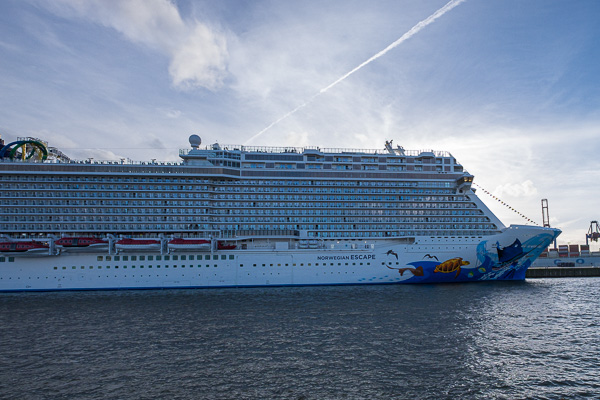 Norwegian Escape in Hamburg DSCF8164.jpg