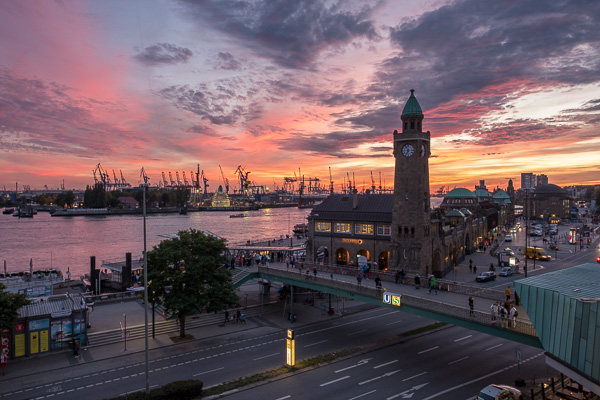 Landungsbruecken im Abendlicht DSCF9543.jpg