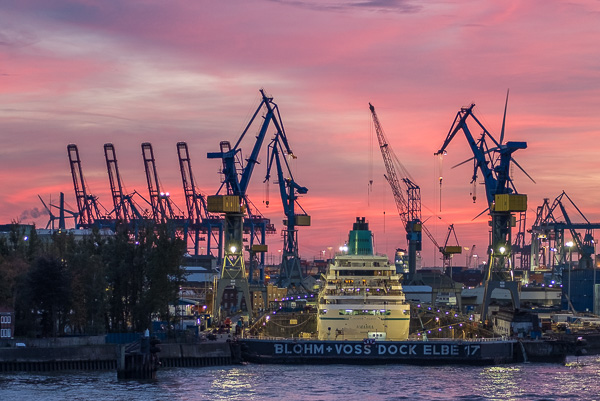 Kreuzfahrtschiff im Dock DSCF9568.jpg
