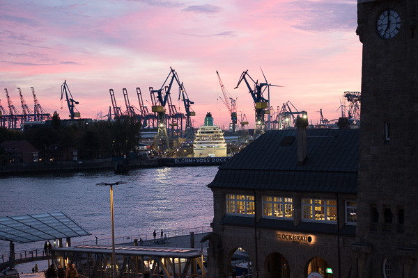Amada im Dock in Hamburg DSCF9570.jpg