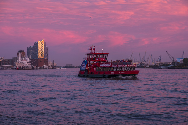 Hafenfähre im Abendlicht DSCF9745.jpg