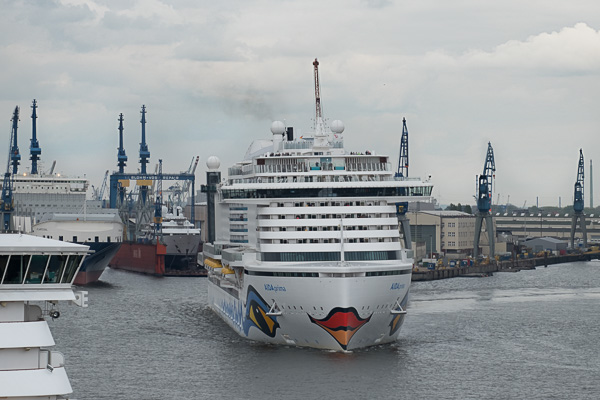 AIDAprima in Hamburg E2175061-Bearbeitet.jpg
