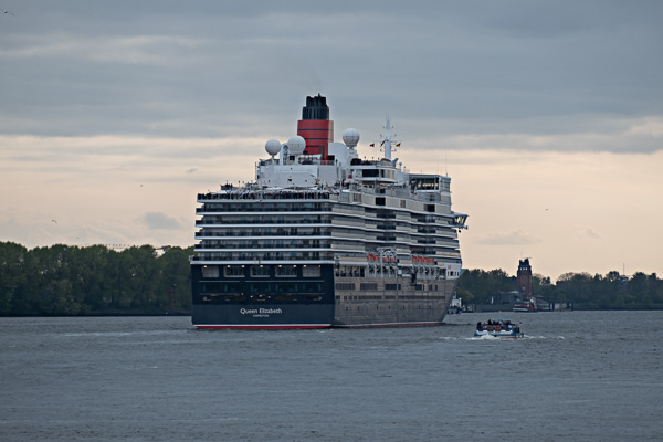 Queen Elizabeth in Hamburg E2175106-Bearbeitet.jpg