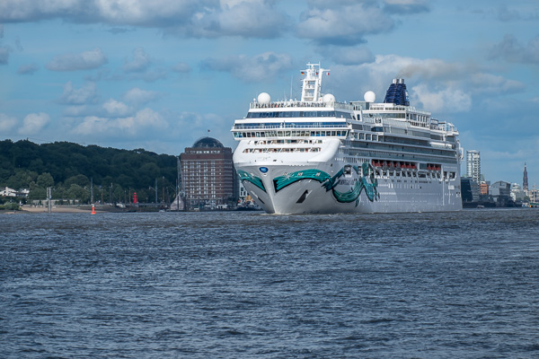 Kreuzfahrtschiff Norwegian Jade in Hamburg E2175297.jpg