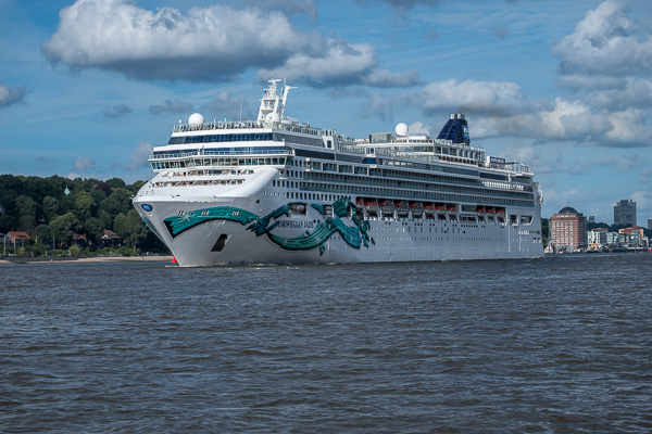 Norwegian Jade in Hamburg E2175310.jpg