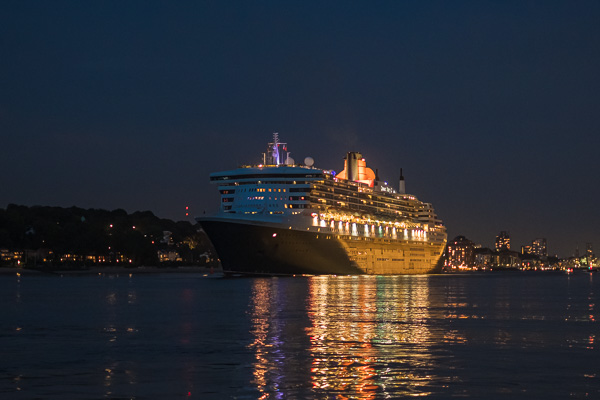 Queen Mary 2 abends in Hamburg H1191283.jpg