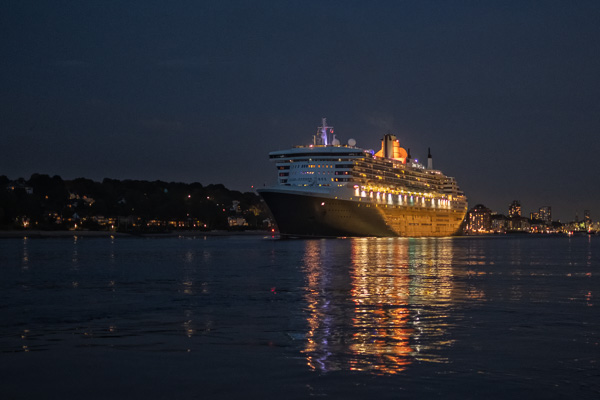 Queen Mary 2 abends in Hamburg H1191284-Bearbeitet.jpg