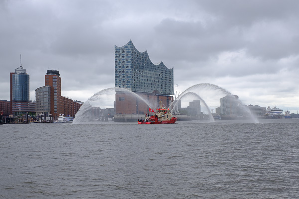 Feuerlöschboot Branddirektor Westphal bei der Einlaufparade H1192827.jpg