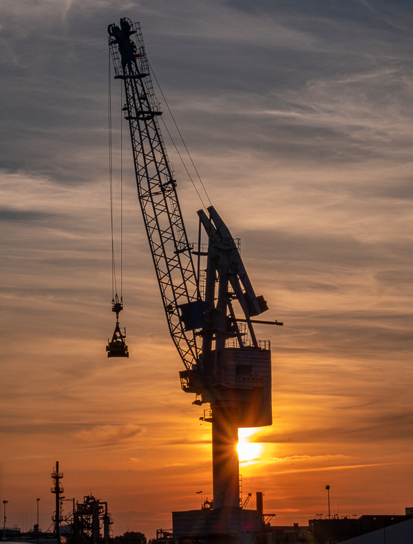 Hafenkran im Abendlicht H1193634.jpg