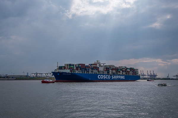 Containerschiff beim Holzhafen H1193990.jpg