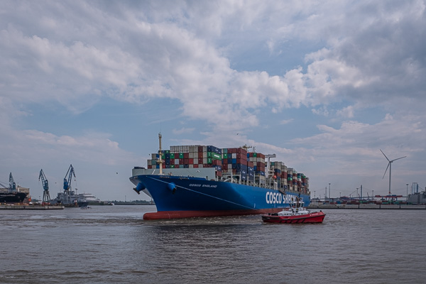 Containerschiff beim Tollerort Terminal H1194055.jpg