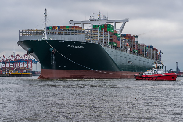 Containerschiff Ever Golden H1194946.jpg