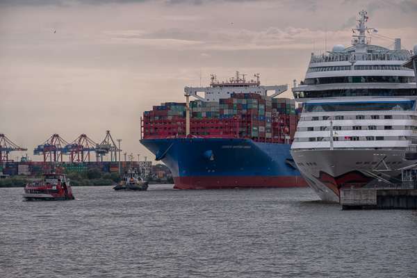 Containerschiff und Kreuzfahrtschiff H1199821-Bearbeitet.jpg