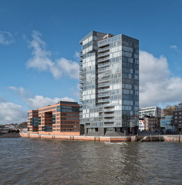 Kristall im Hamburger Holzhafen L1000038-Bearbeitet.jpg