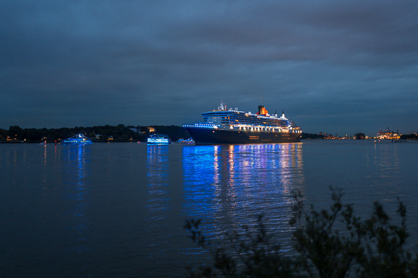 Queen Mary 2 10 Jahre Blue Port L1020158.jpg