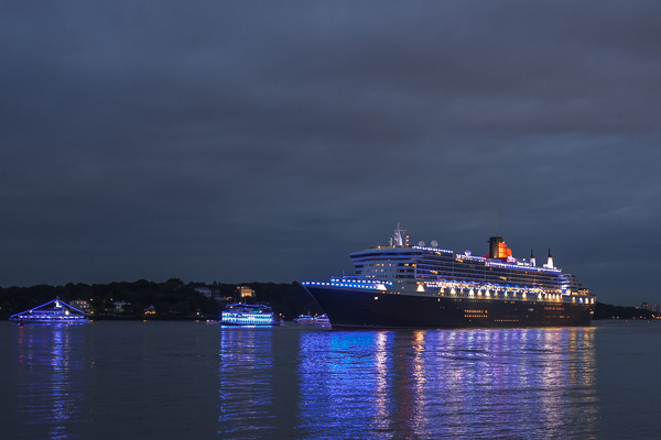 Queen Mary 2 10 Jahre Blue Port L1020159.jpg