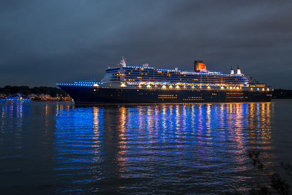 Queen Mary 2 10 Jahre Blue Port L1020169.jpg