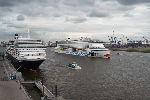 AIDAprima und Queen Elizabeth in Hamburg L1020202-Bearbeitet.jpg