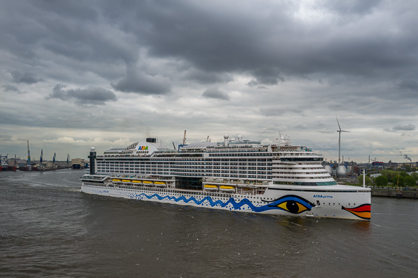 AIDAprima in Hamburg L1020211.jpg