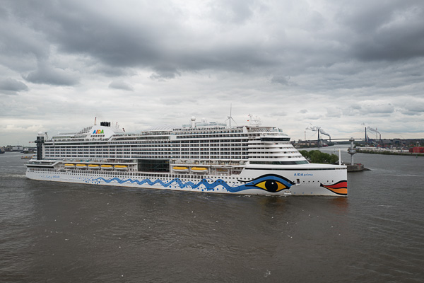 AIDAprima in Hamburg L1020213-Bearbeitet.jpg