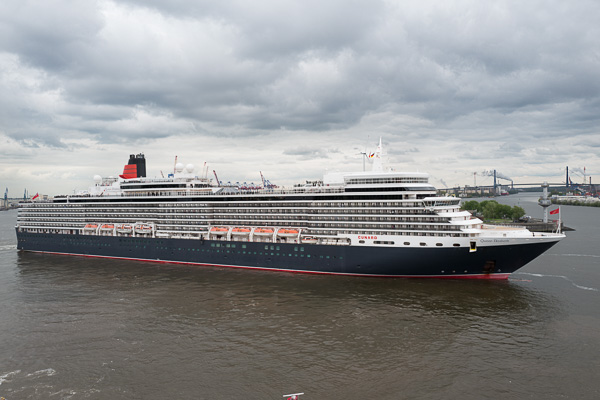 Queen Elizabeth in Hamburg L1020287-Bearbeitet.jpg