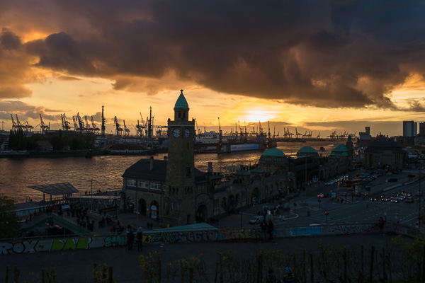 Sonnenuntergang an den Landungsbruecken L1060253.jpg
