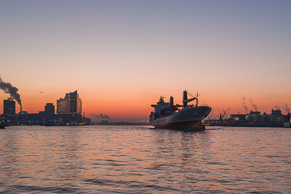 Hamburger Hafen am Morgen L1070036.jpg