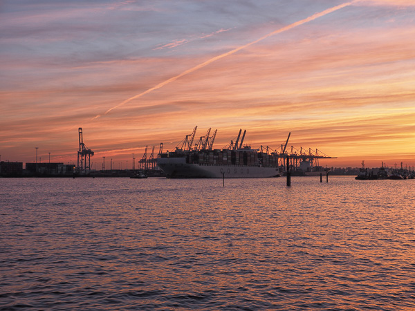 Containerschiff im Abendlicht P3080113-Bearbeitet.jpg