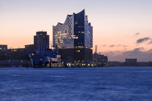 Elbphilharmonie vor dem Sonnenaufgang X1177127.jpg