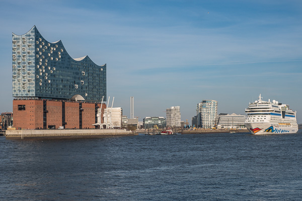 AIDAsol und Elbphilharmonie X2170508.jpg