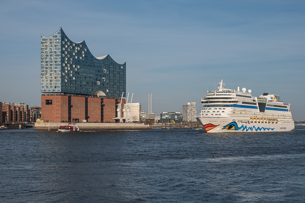 AIDAsol & Elbphilharmonie X2170515.jpg