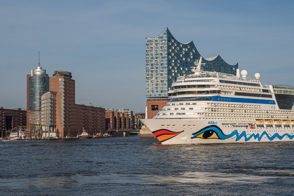 AIDAsol und Elbphilharmonie X2170528.jpg