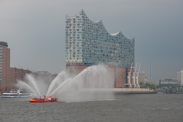 Einlaufparade 829. Hafengeburtstag X2171465.jpg