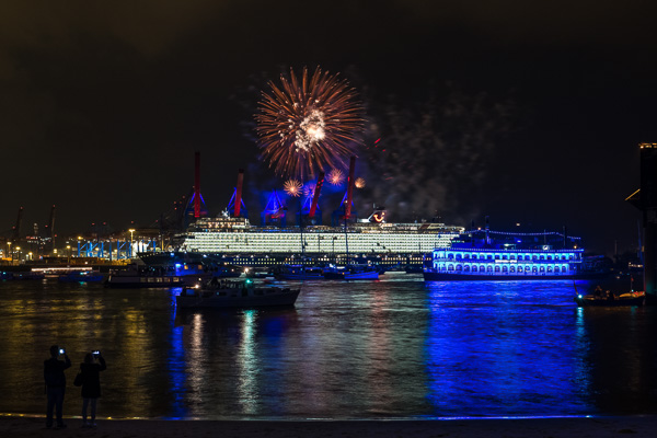 Taufe der Mein Schiff 1 in Hamburg X2171884-Bearbeitet.jpg