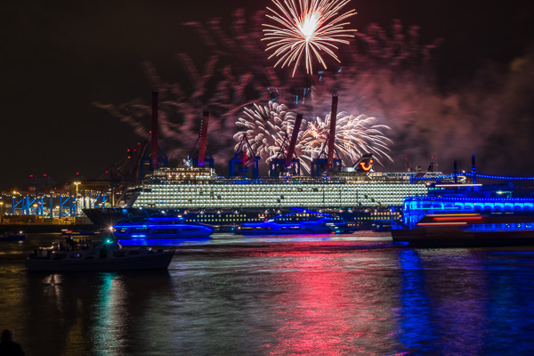 Taufe der Mein Schiff 1 in Hamburg X2171931.jpg