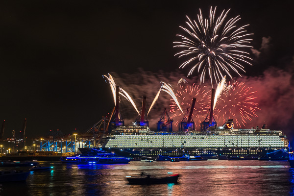 Taufe der Mein Schiff 1 in Hamburg X2171946.jpg