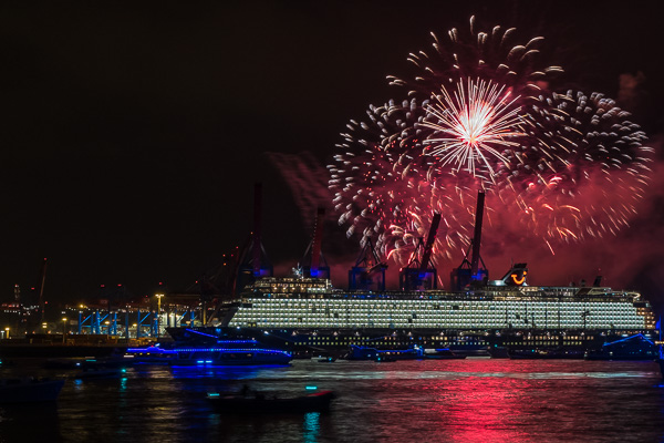 Taufe der Mein Schiff 1 in Hamburg X2171947.jpg