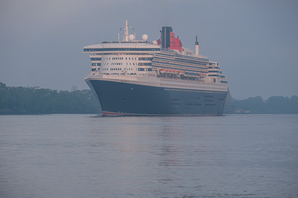 Queen Mary 2 in Hamburg X2174326.jpg