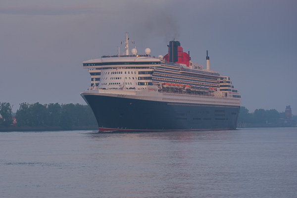 Queen Mary 2 in Hamburg X2174329.jpg