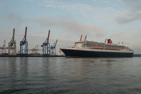 Queen Mary 2 in Hamburg X2174358.jpg
