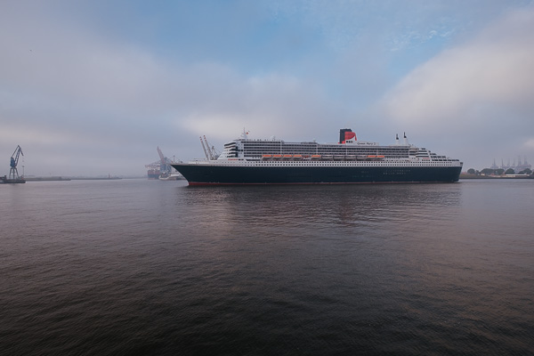 Queen Mary 2 in Hamburg X2174399.jpg